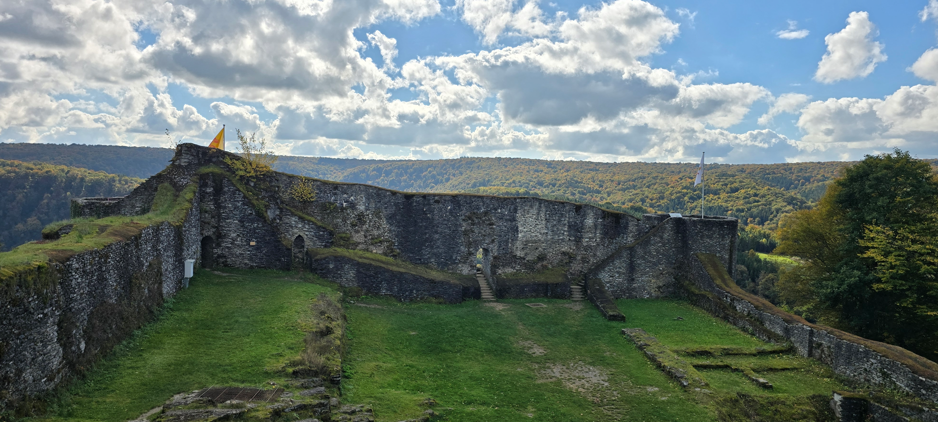 Intérieur moderne et chaleureux du salon du gîte