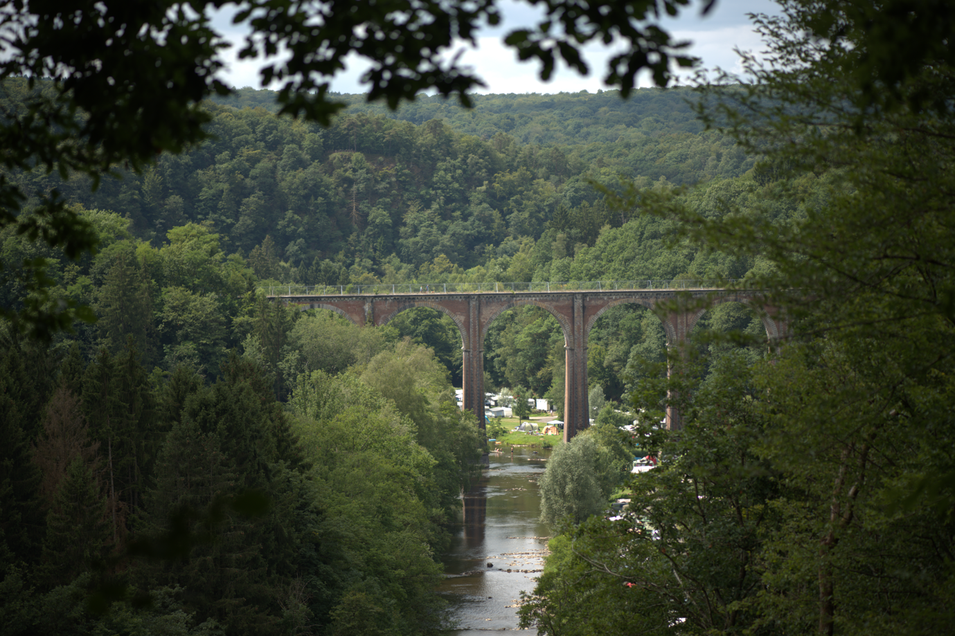 Terrasse en bois et jardin arboré du gîte