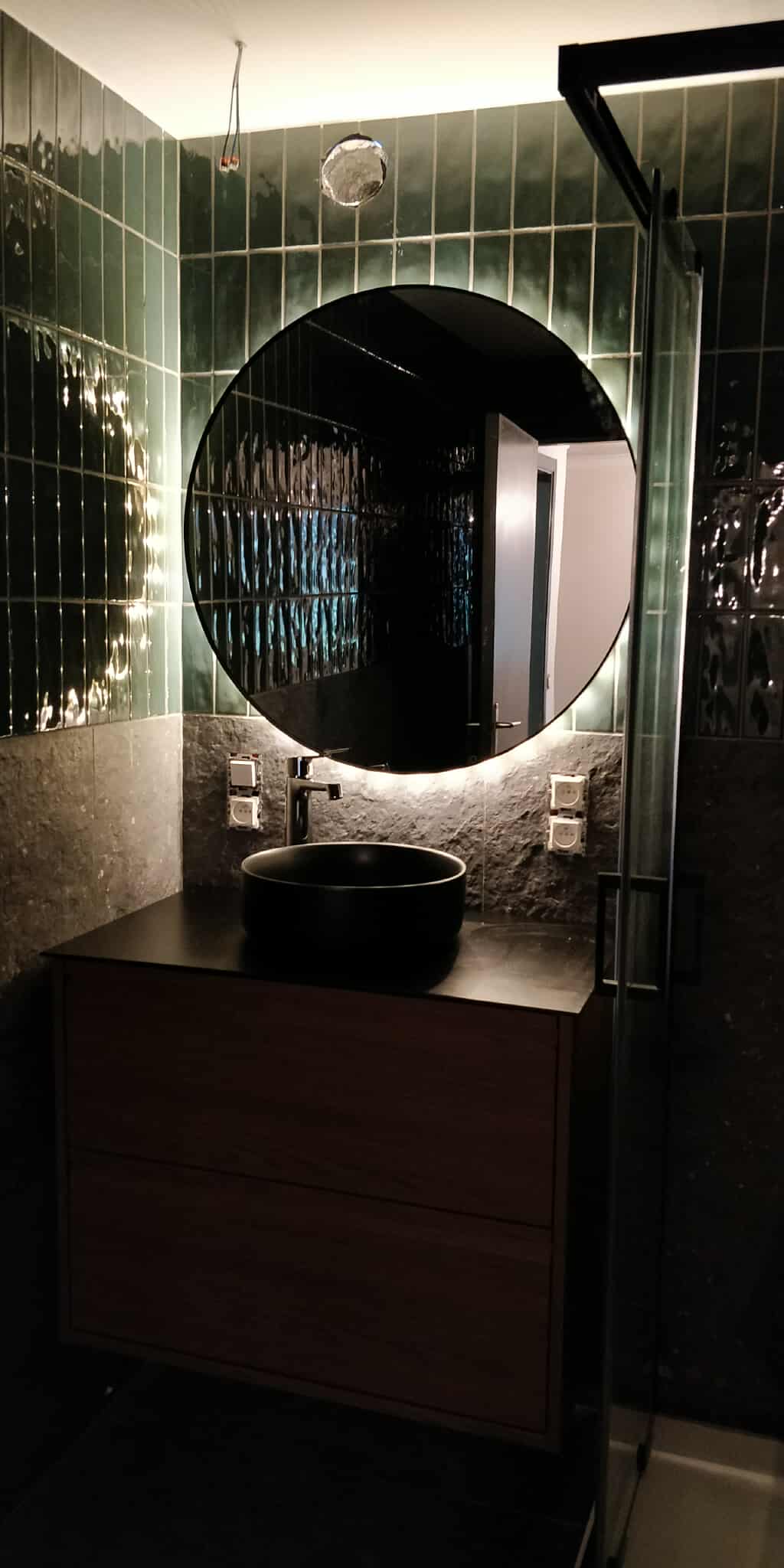Salle de bain avec douche et chauffage central
